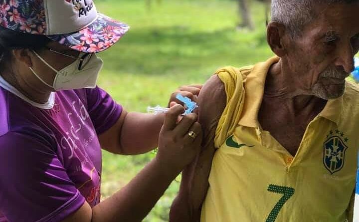 Em Japurá Ribeirinhos acima de 60 anos são vacinados contra a Covid 19