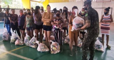 Exército Brasileiro ajuda 82 famílias com cestas básicas em Tefé