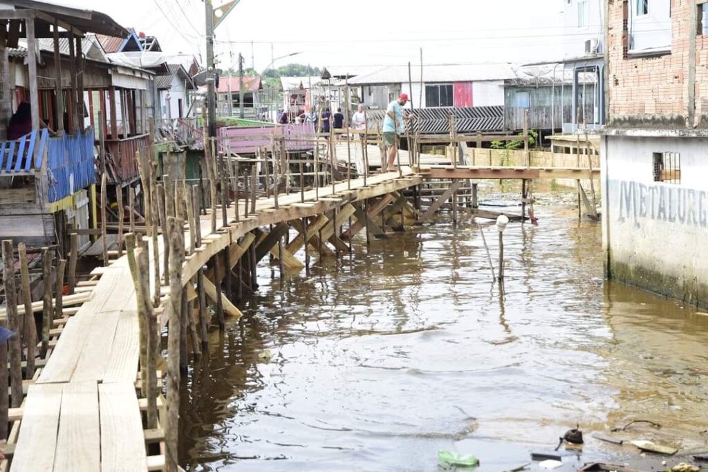 Prefeitura de Tefé constrói pontes para atender moradores durante a enchente