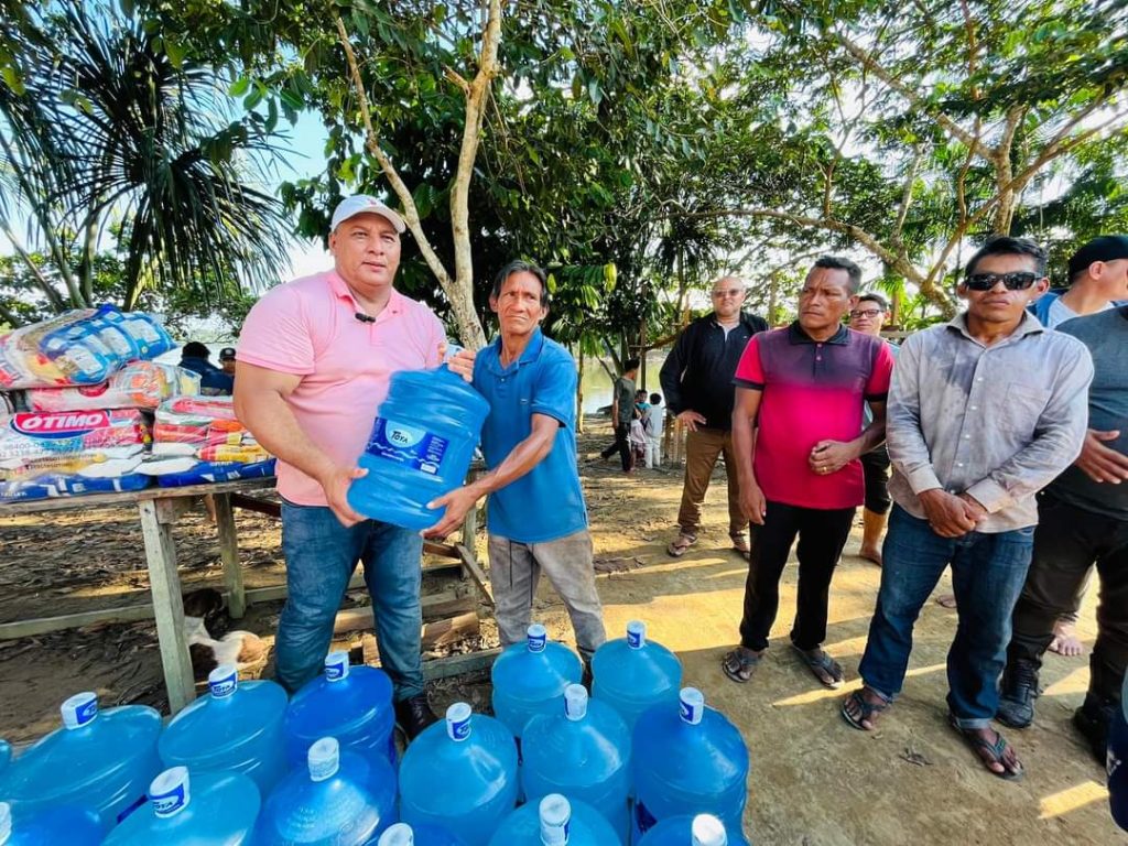 Prefeito de Japurá distribui cestas básicas, água portável para as famílias atingidas pela estiagem