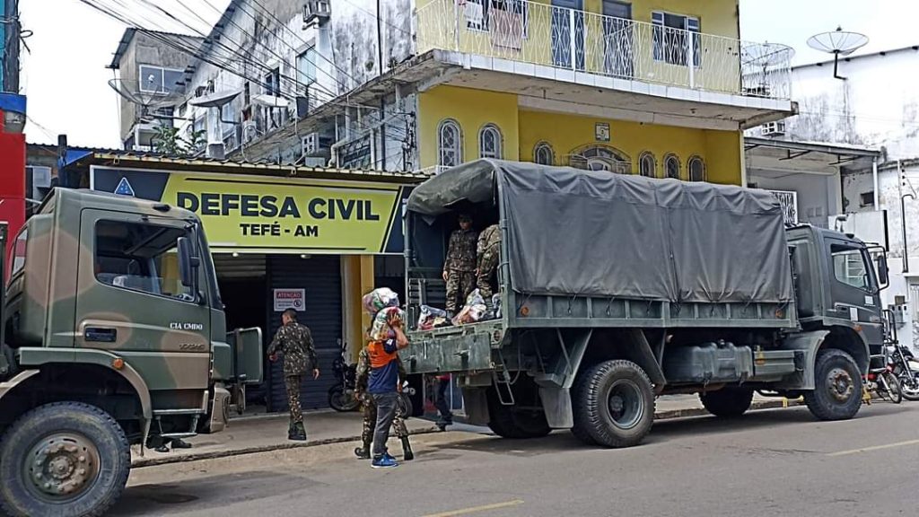 Exército apóia transporte de cestas básicas para atender comunidades ribeirinhas em Tefé
