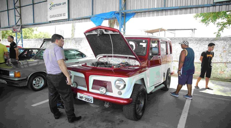 Detran Amazonas recebe mais de 200 pessoas na segunda edição de exposição de veículos antigos