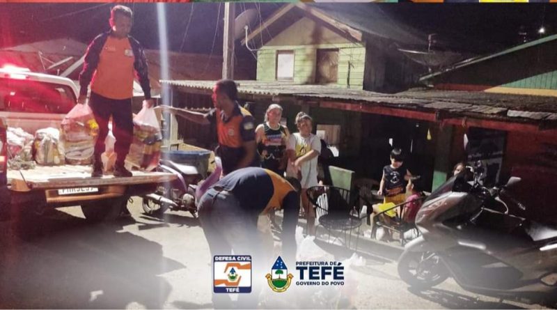 Prefeitura de Tefé leva ajuda para famílias atingidas por incêndio