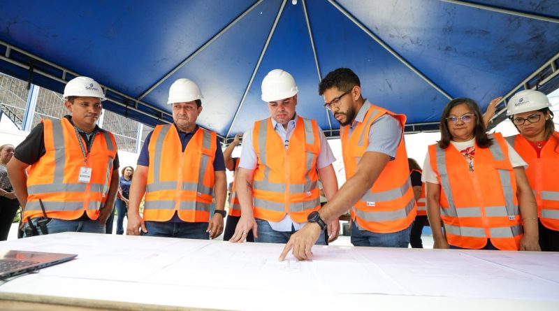 Governador Roberto Cidade fiscaliza melhorias de infraestrutura da Escola Alice Salermo e assina ordem de serviço para construção de 27 escolas indígenas