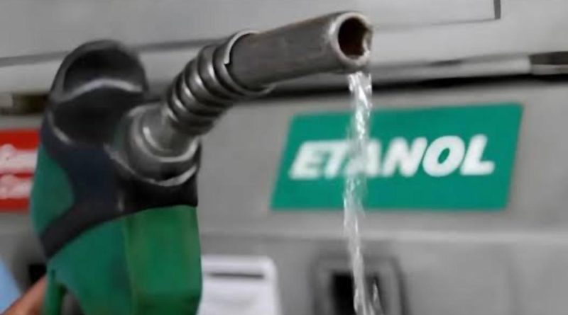 Aumento da mistura de etanol pode contribuir para queda no preço da gasolina