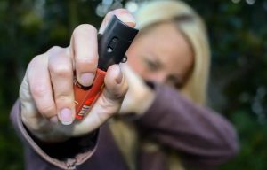 Entra em vigor lei que autoriza venda de spray de pimenta para defesa pessoal de mulheres