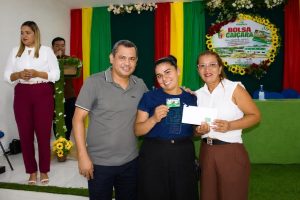 Lucenildo Macedo torna Bolsa Caiçara permanente e mais de 200 famílias recebem novos cartões em Alvarães