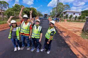 Roberto Cidade acompanha o andamento das obras de pavimentação em Autazes