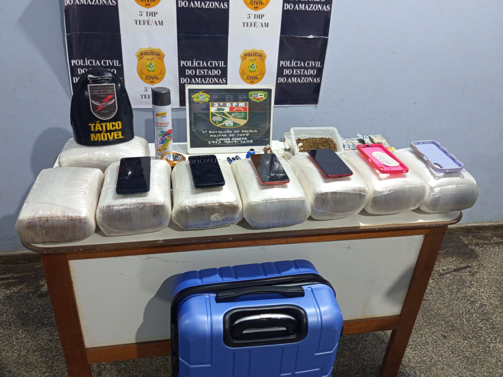Suspeito tenta esconder mala com drogas, mas acaba levando a polícia até ponto de tráfico