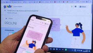 Estudantes têm até esta sexta-feira para comprovar inscrição no Prouni