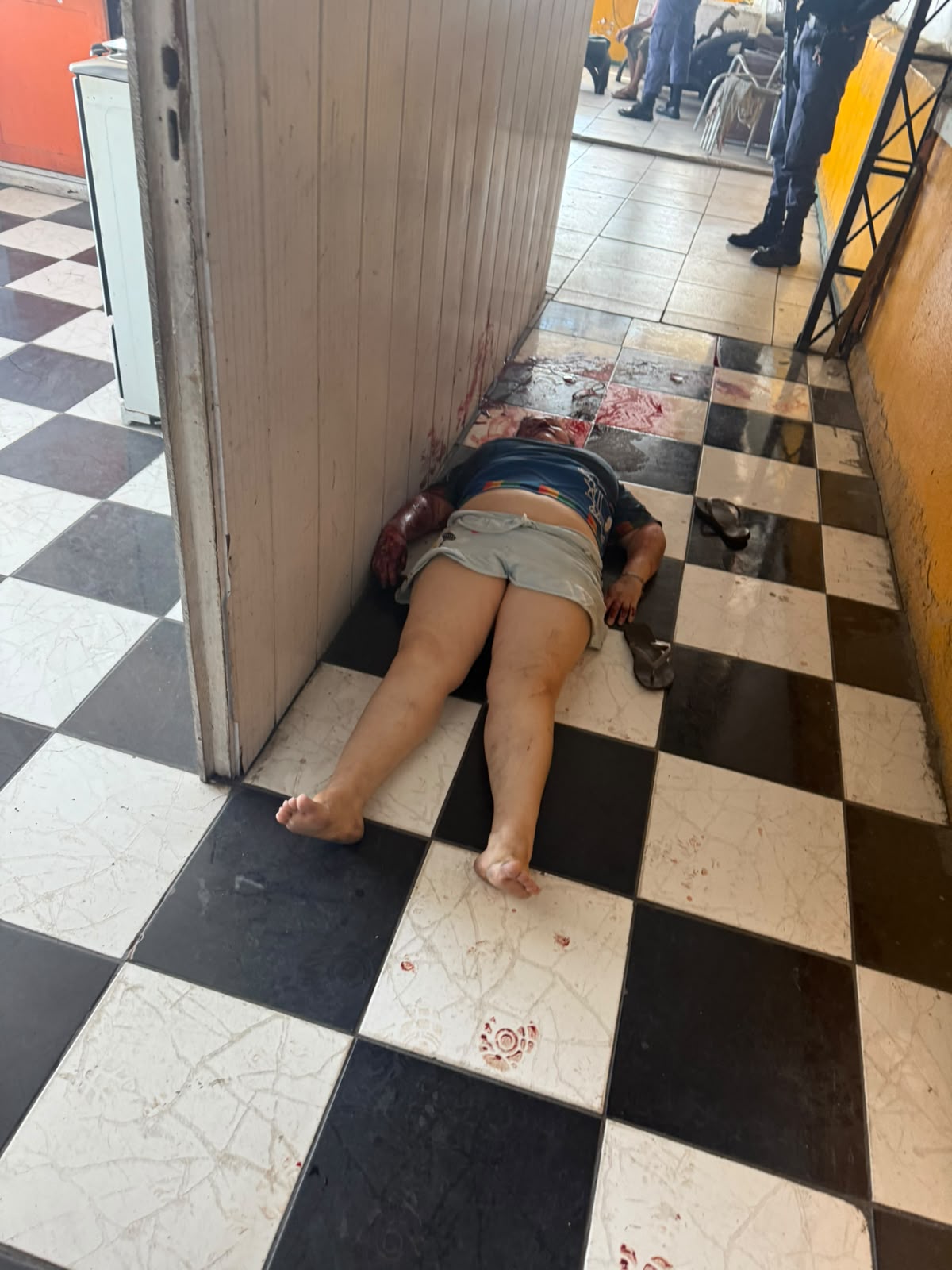 Ataque dentro de residência deixa três mortos e uma pessoa ferida em Manaus