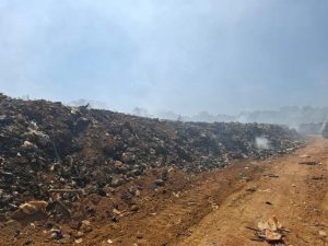 Incêndio em lixão de Iranduba chega ao quinto dia e bombeiros seguem no combate