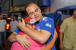Roberto Cidade leva campanha às ruas do São José ao lado de Marcos Rotta