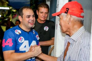 Roberto Cidade reforça diálogo com moradores em caminhada no Alvorada e apresenta propostas para o Amazonas