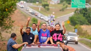 Em Presidente Figueiredo, Roberto Cidade mobiliza apoiadores durante megacarreata