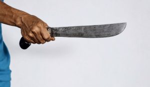 Homem é preso após ameaçar matar esposa de 71 anos com terçado em Tefé
