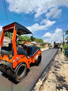 Marcos Martins acelera obras em Uarini e asfalto transforma realidade dos moradores do Bairro Verde