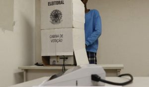 Camiseta de candidato e broches: veja o que é permitido no dia da eleição