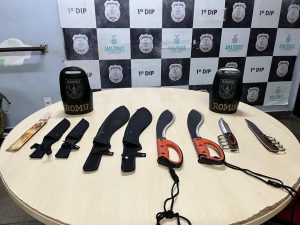Homem é detido após tentar agredir pessoa com facões no Centro de Manaus