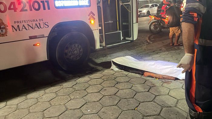 Motorista de ônibus é morto a facadas após discussão política em terminal