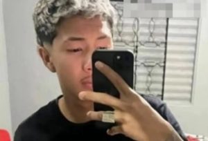 Jovem é morto a tiros enquanto tomava banho dentro de casa na Compensa