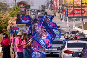 Apoiadores de Roberto Cidade promovem bandeiraço pelas principais ruas de Manaus na manhã deste sábado (19)