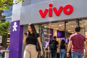 Vivo anuncia parceria com Starlink para oferecer internet móvel via satélite em todo o Brasil
